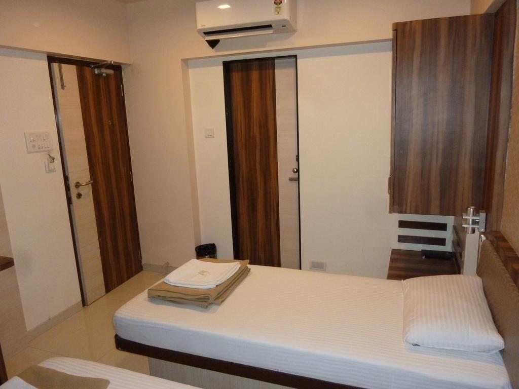 Hotel Karan Palace Mumbai Room photo