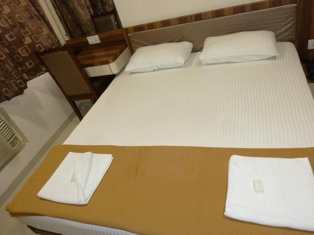 Hotel Karan Palace Mumbai Room photo
