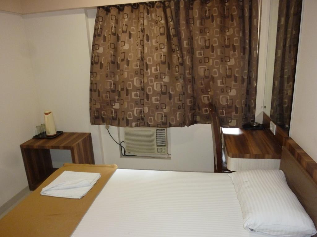 Hotel Karan Palace Mumbai Room photo