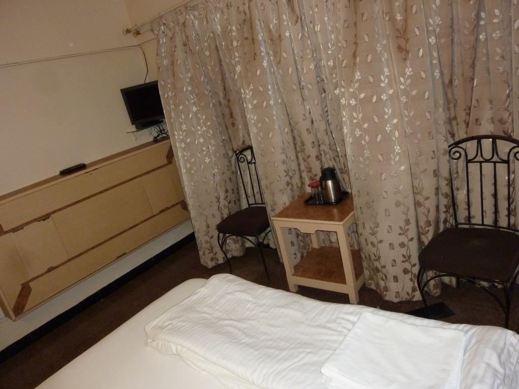 Hotel Karan Palace Mumbai Room photo
