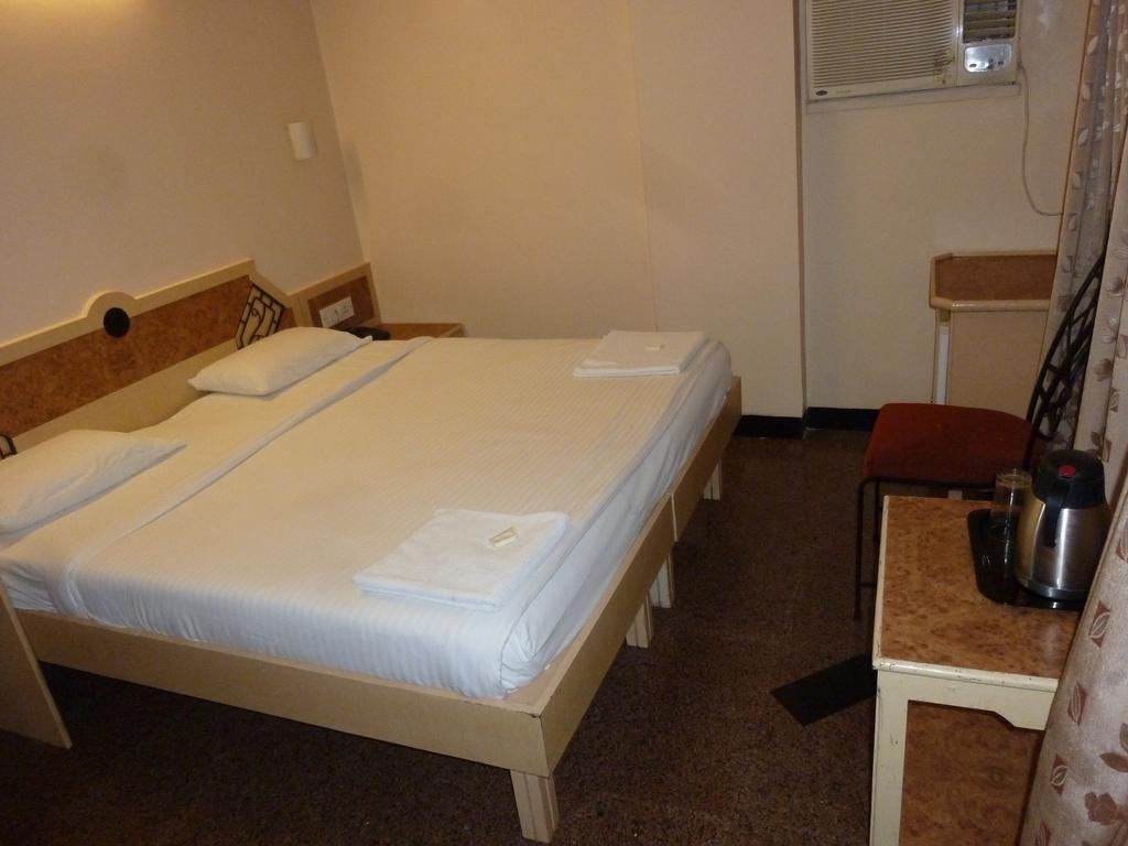 Hotel Karan Palace Mumbai Room photo